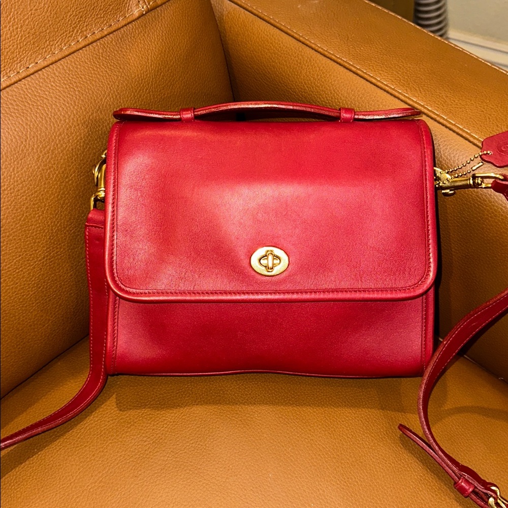 Vintage Coach Court in Red in excellent condition - Picture 2 of 8